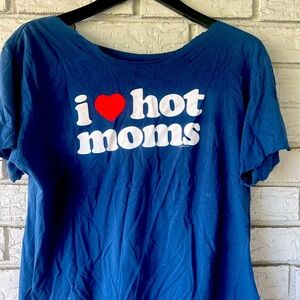 Very soft and cute “I love Hot mom’s T-shirt” no tag. Do not know brand.